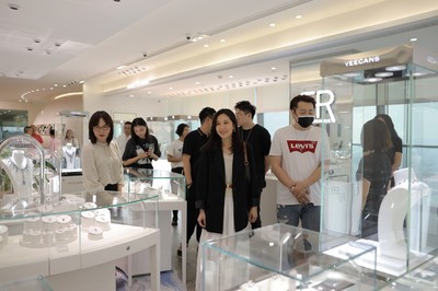 知名女星唐詩詠到訪永富集團，珠寶首飾零售引關注